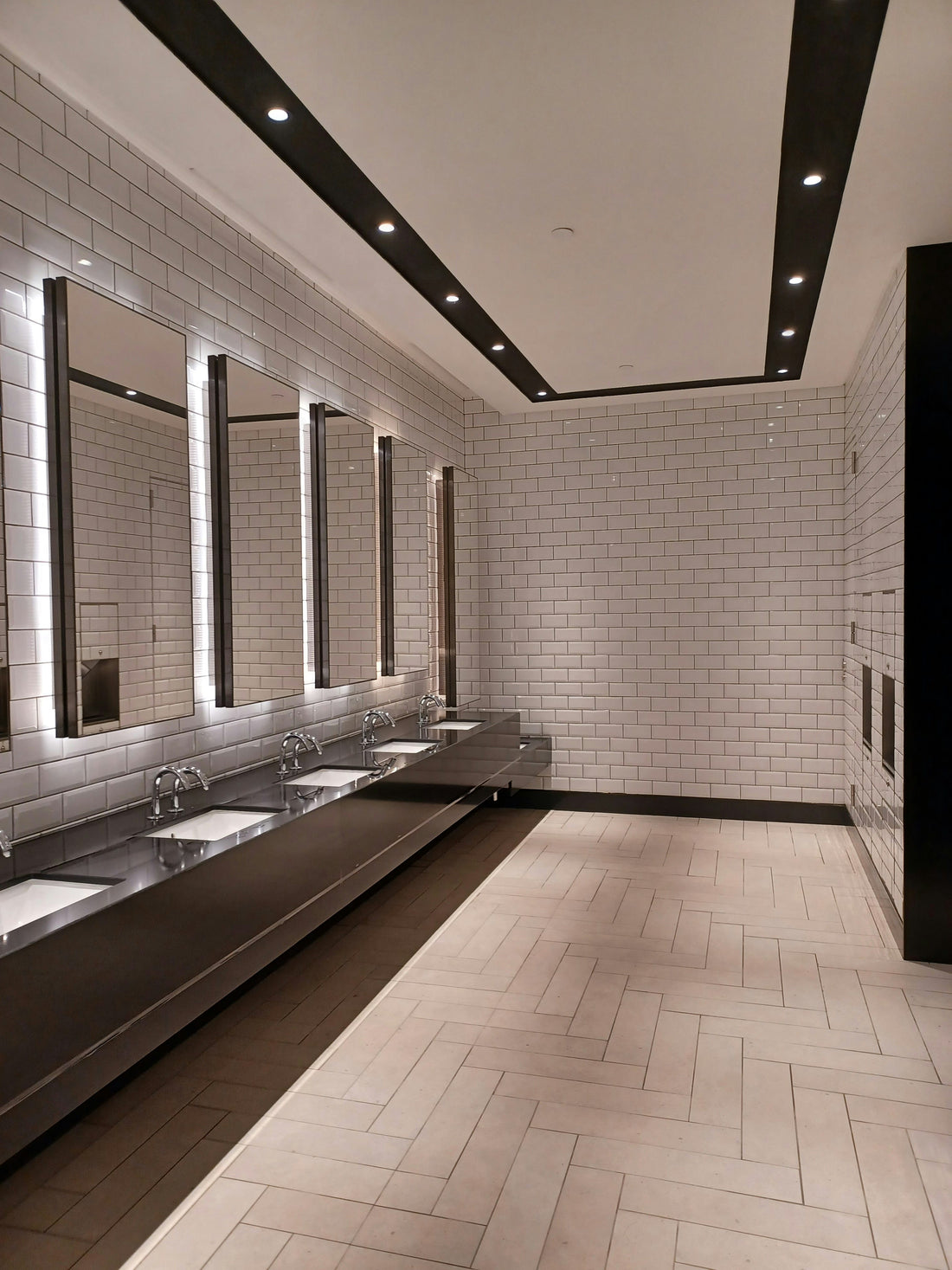 Comment se nettoient les toilettes publiques : guide hygiène et sanitaire