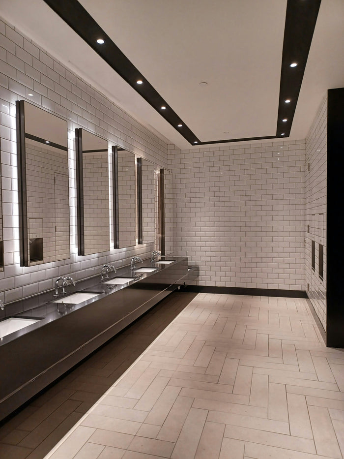 Comment se nettoient les toilettes publiques : guide hygiène et sanitaire