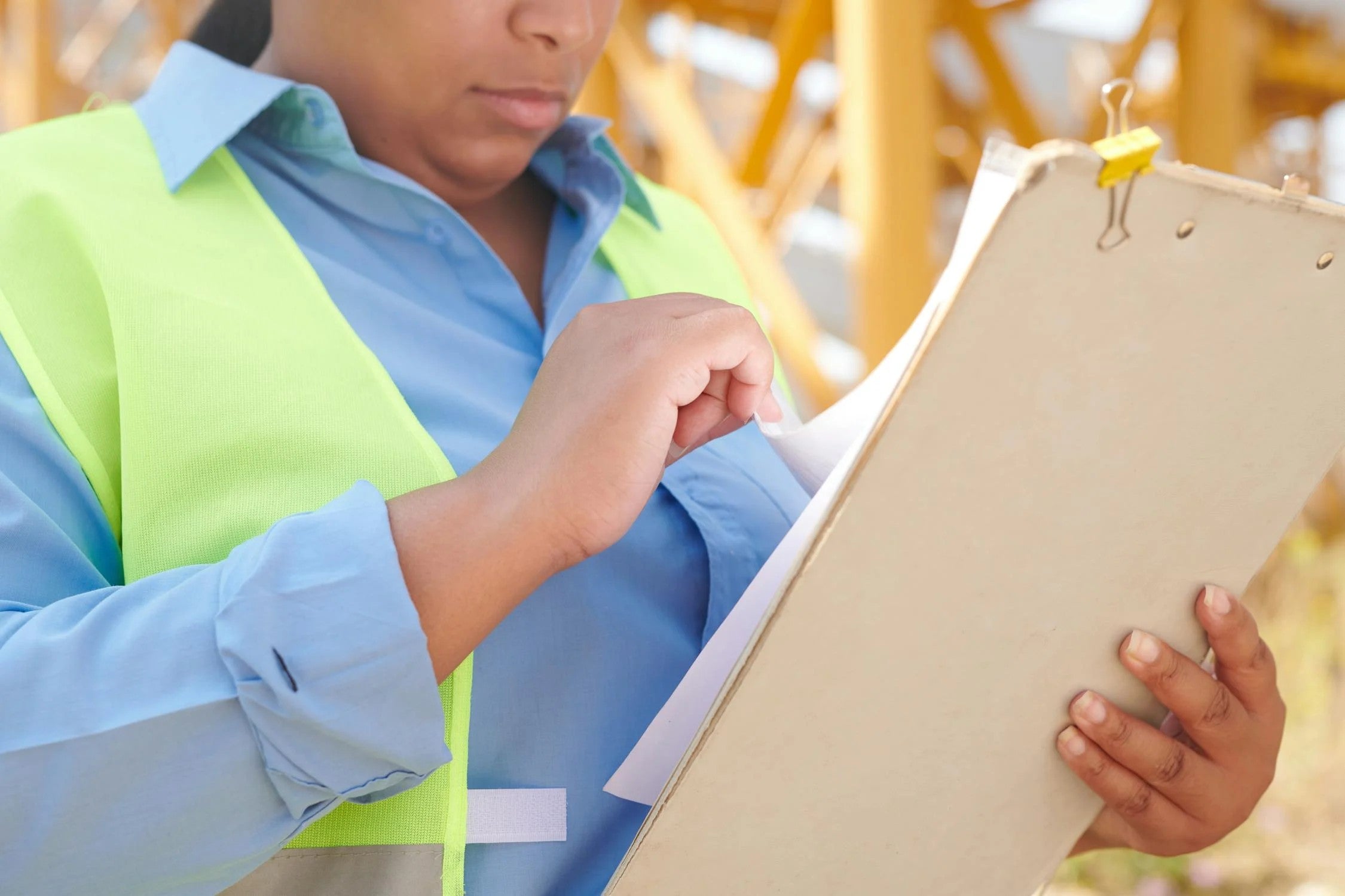 Comment font les femmes pour uriner sur les chantiers ? Un défi invisible mais bien réel. - L'urinette Quetzal