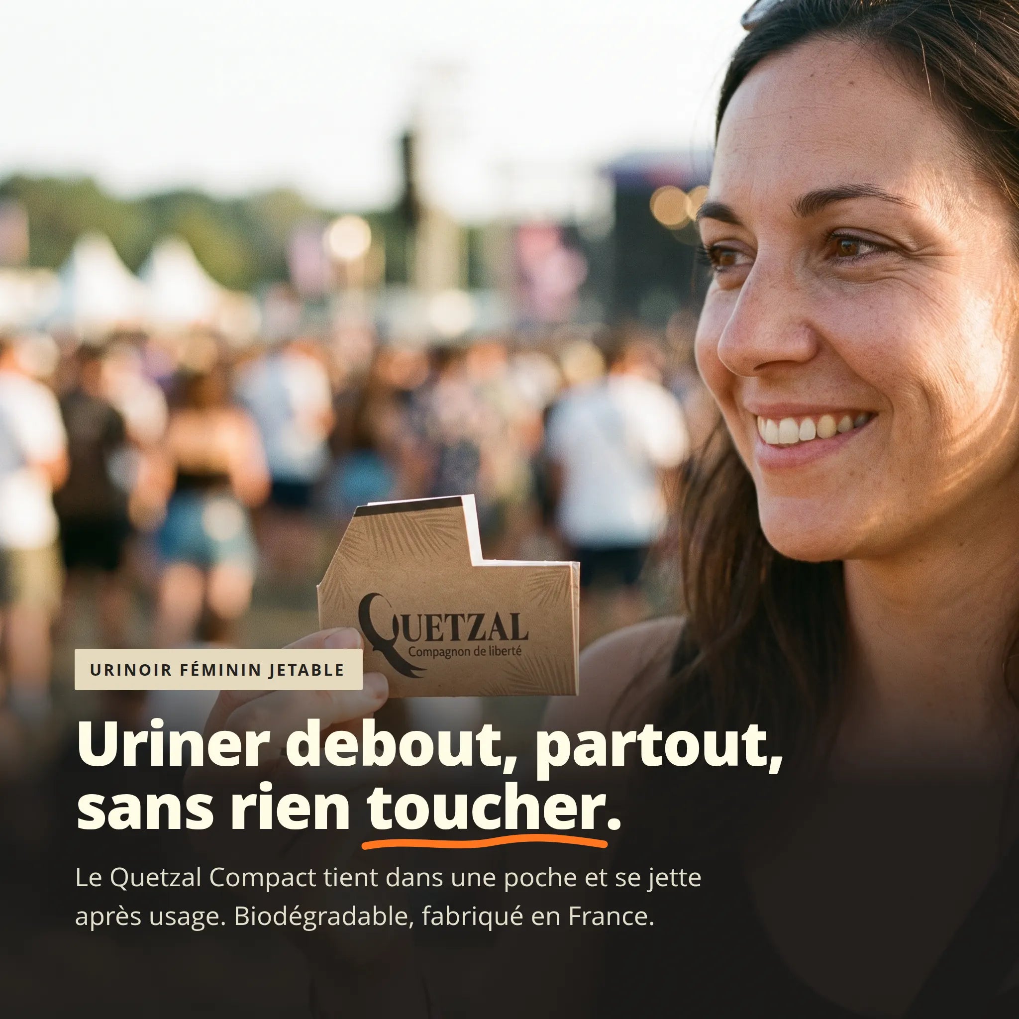 Alt text: Femmes Assise en festival, une personne souriante tient le Quetzal Compact plié, produit biodégradable fabriqué en France.