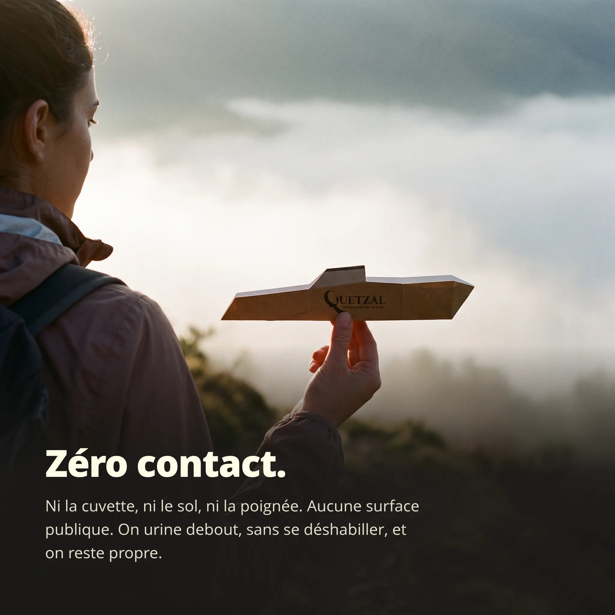 Homme tenant un petit planeur en bois "Quetzal" prêt à lancer, paysage brumeux en arrière-plan, texte « Zéro contact ».